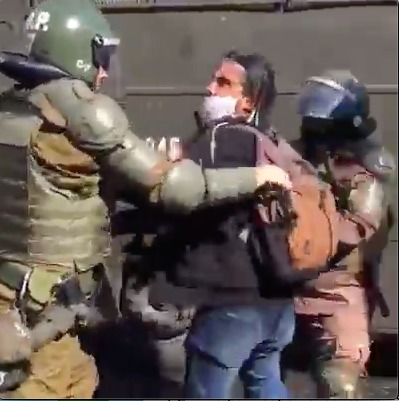 Foto: Danilo Ahumada, actual Presidente del colegio de periodista es detenido por carabineros durante una manifestación en Valparaíso 01 de Mayo 2020